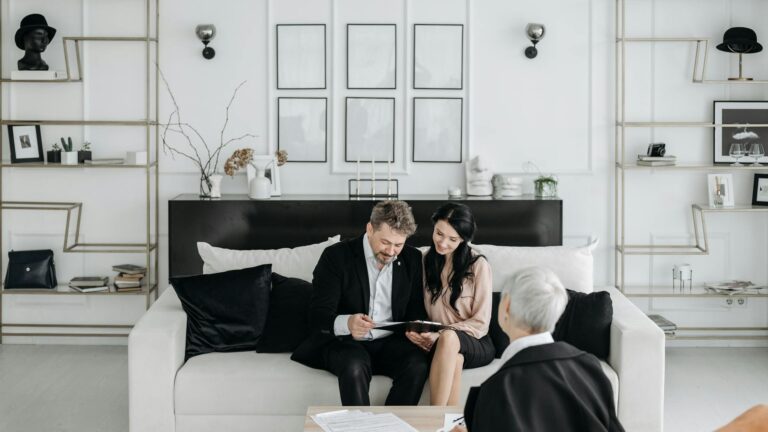 Comment louer un appartement sans CDI : solutions et alternatives