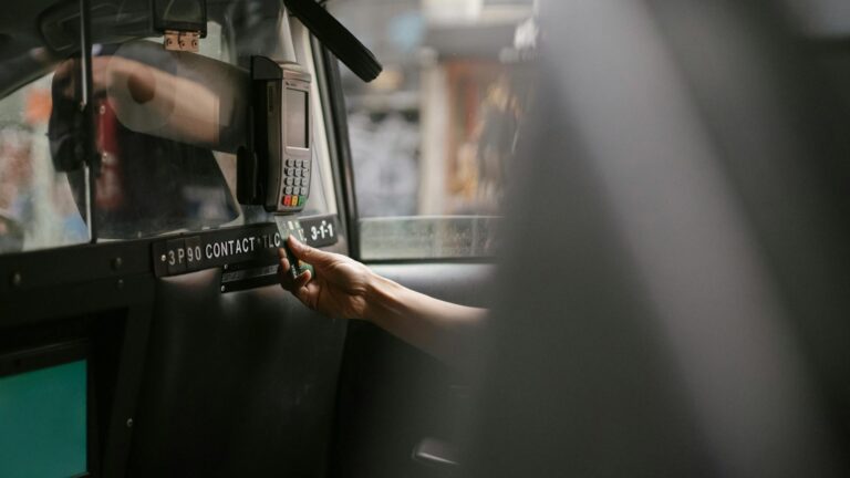 Quelle carte bancaire choisir pour louer une voiture à l’étranger ?
