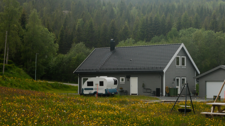 Terrain à louer pour caravane à l’année en zone rurale ou en camping : que choisir ?