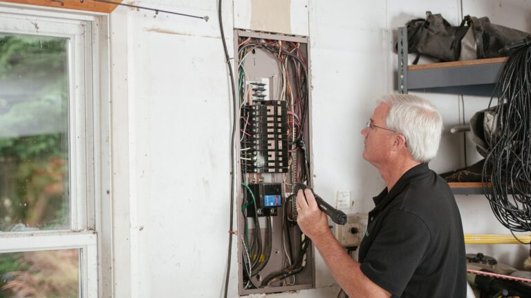 Électricien à Ancenis : que vérifier avant travaux de mise aux normes ?